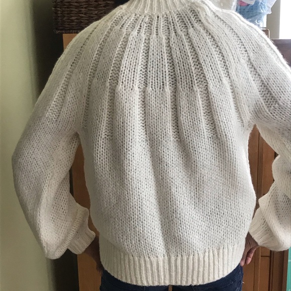 Abercrombie Woman Sm NWT Fuzzy Mock Cream Sweater - Picture 13 of 13